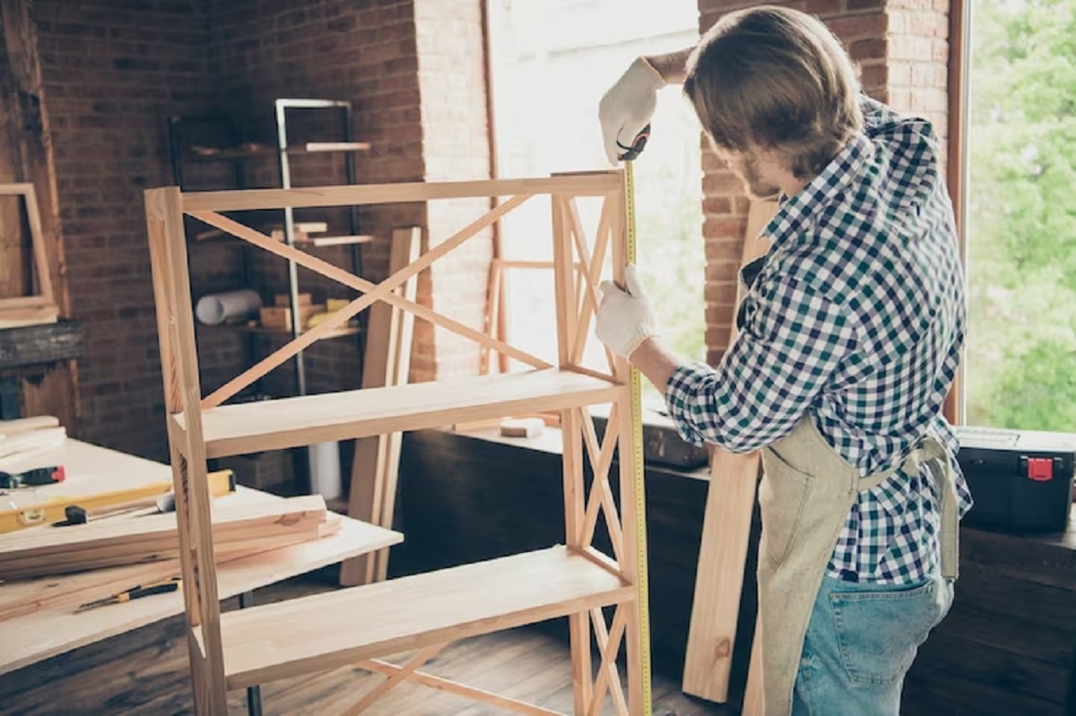 homme construisant meuble en bois