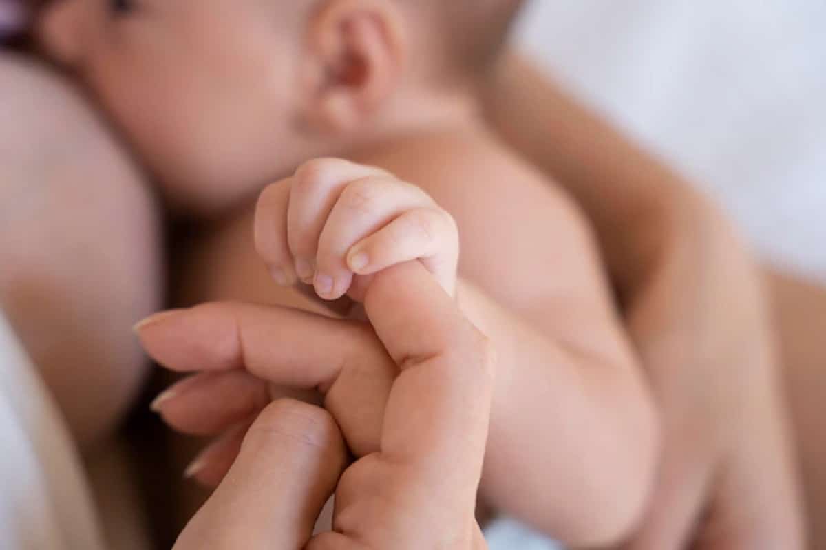 Mon bébé ne tète pas beaucoup : est-ce grave, comment il faut-s’y prendre ?