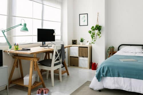 petite chambre bien aménagée avec lit et bureau