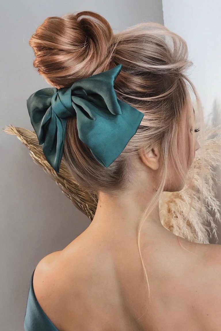 chignon haut orné d'un joli nœud