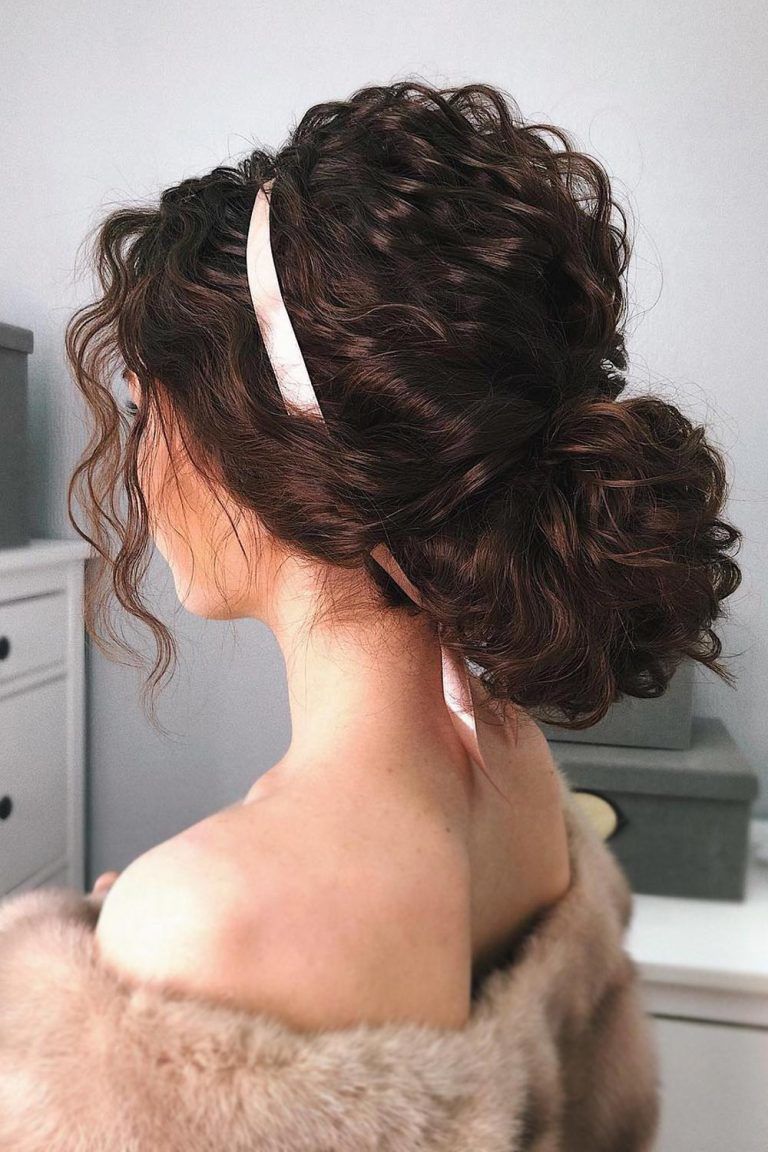 penteado cacheado com fita