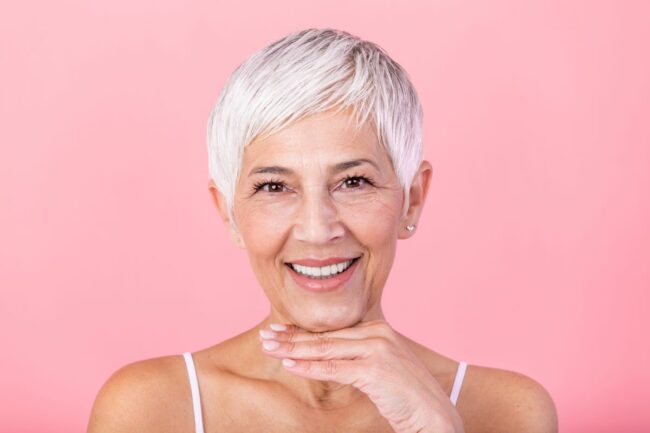 13 coiffures qui rajeunissent les femmes de plus de 60 ans