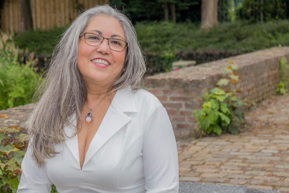 femme mûre avec expression souriante cheveux gris