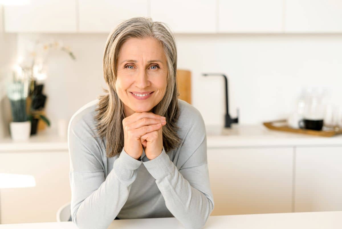 joyeuse senior mature pleine d'énergie