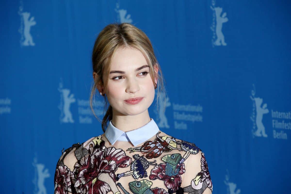 Lily James captive tout le monde avec sa robe Mango lors d’une sortie à Londres