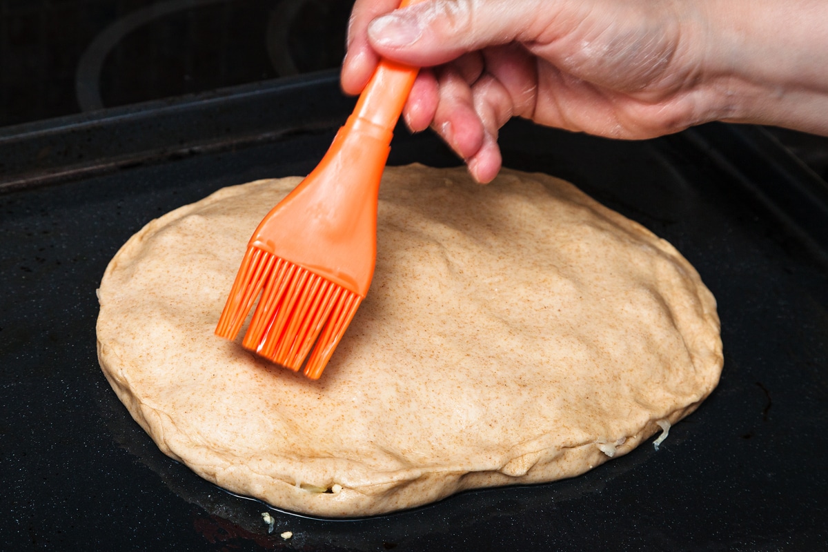 cuisson de tarte - huiler la croûte de tarte crue par une brosse en silicone