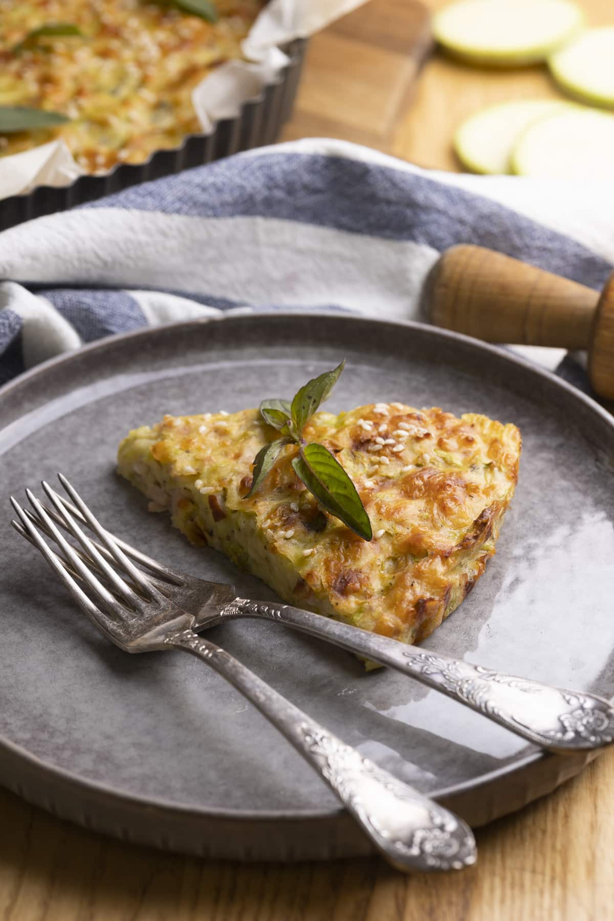 tarte aux courgettes avec tomates et fromage. gâteau de régime d'été