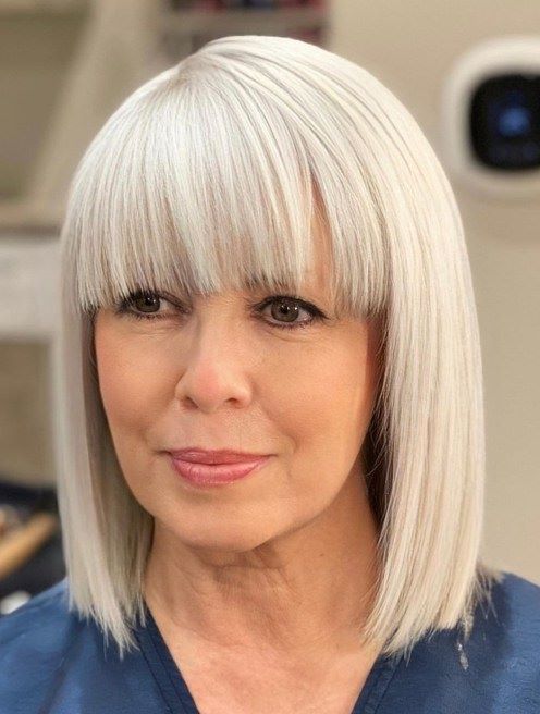 bob blond blanc avec franges droites