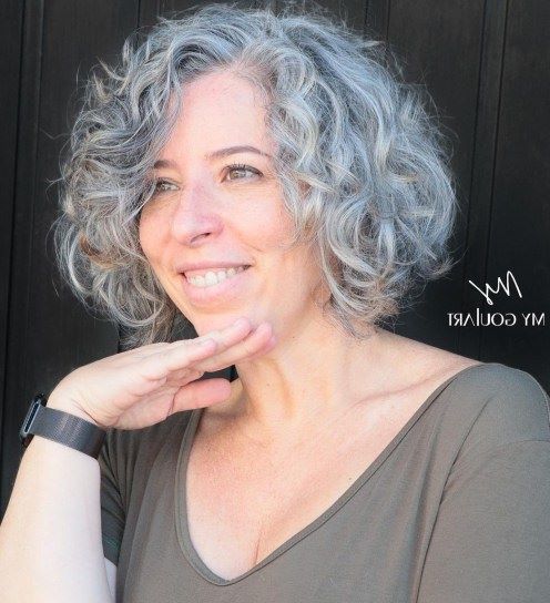 bob court gris pour cheveux naturellement bouclés