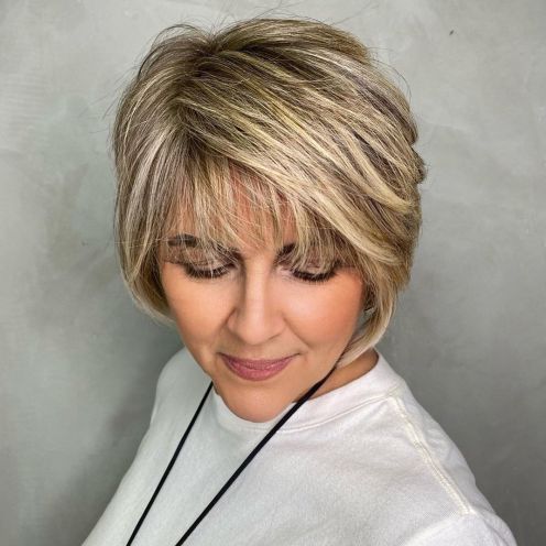 coupe de cheveux courte arrondie pixie bob avec franges effilées