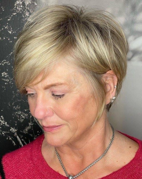 coupe pixie blonde avec franges latérales balayées