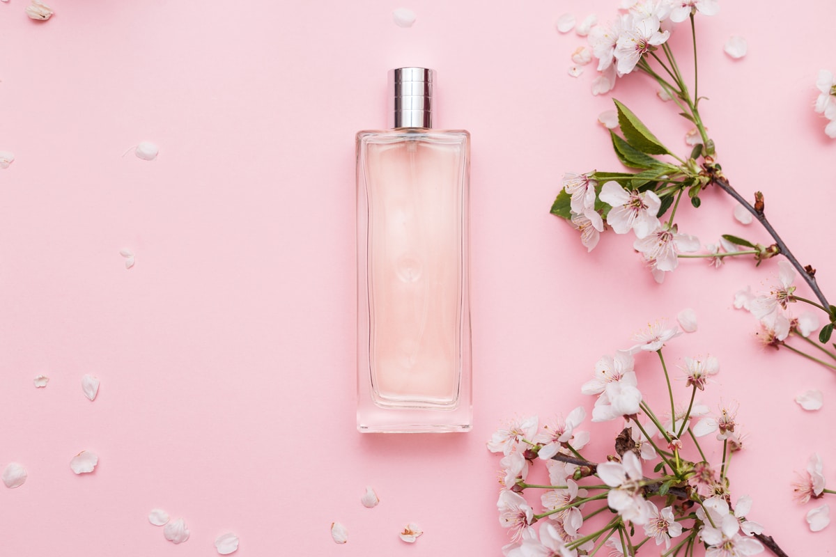 flacon de parfum floral avec des fleurs d'orchidées cadeau fete des meres