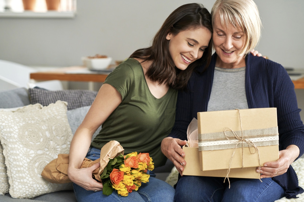 mère et fille déballant un cadeau ensemble cadeau fete des meres