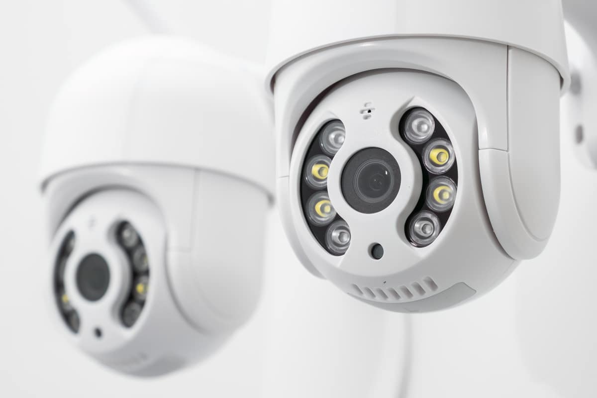caméras de surveillance accrochées au mur pour la sécurité et la sécurité de la maison shocker électrique