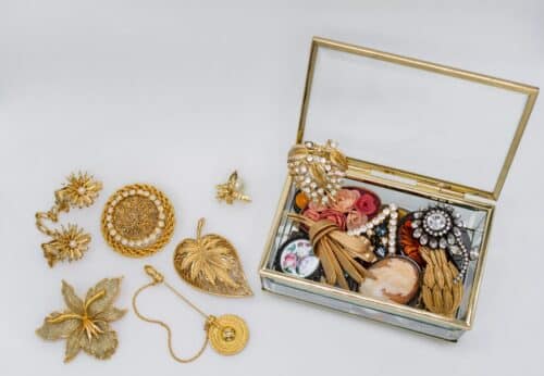 boîte en cristal transparent avec bijoux anciens