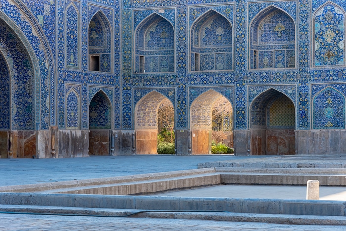 carrelage sur les murs de la mosquée de l'imam, place de l'imam à ispahan, iran