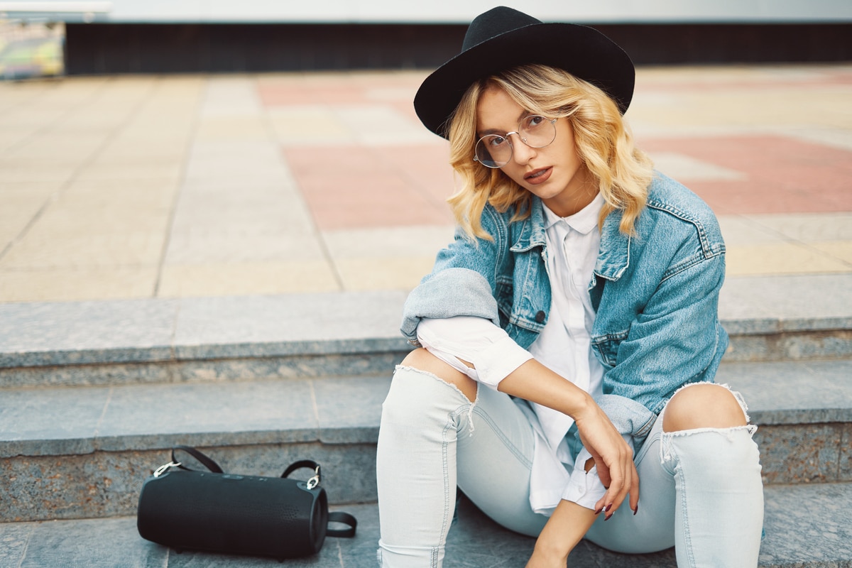 femme moderne à la mode avec des lunettes dans la ville lunettes de vue tendance