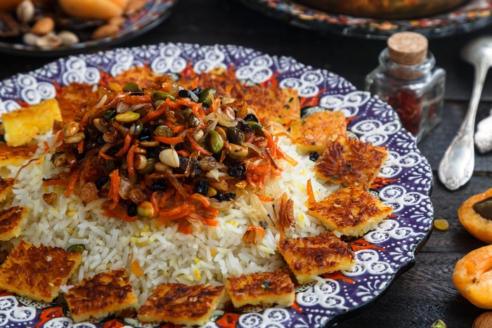 Pilaf de mariage iranien garni de noix, de zeste d'orange et de raisins secs, style rustique