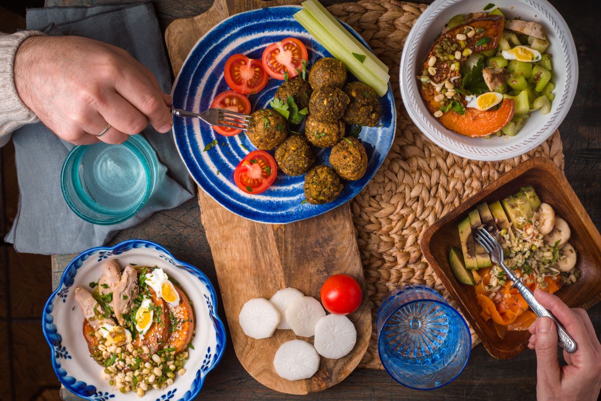 meze service table de vacances falafel, légumes salade et boissons