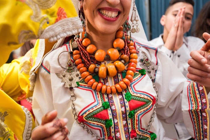 heureuse femme mariée maroc mariage bijoux traditionnels