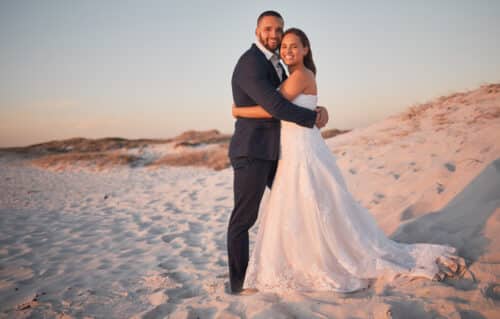 couple de mariage et mariée avec le marié sur une plage