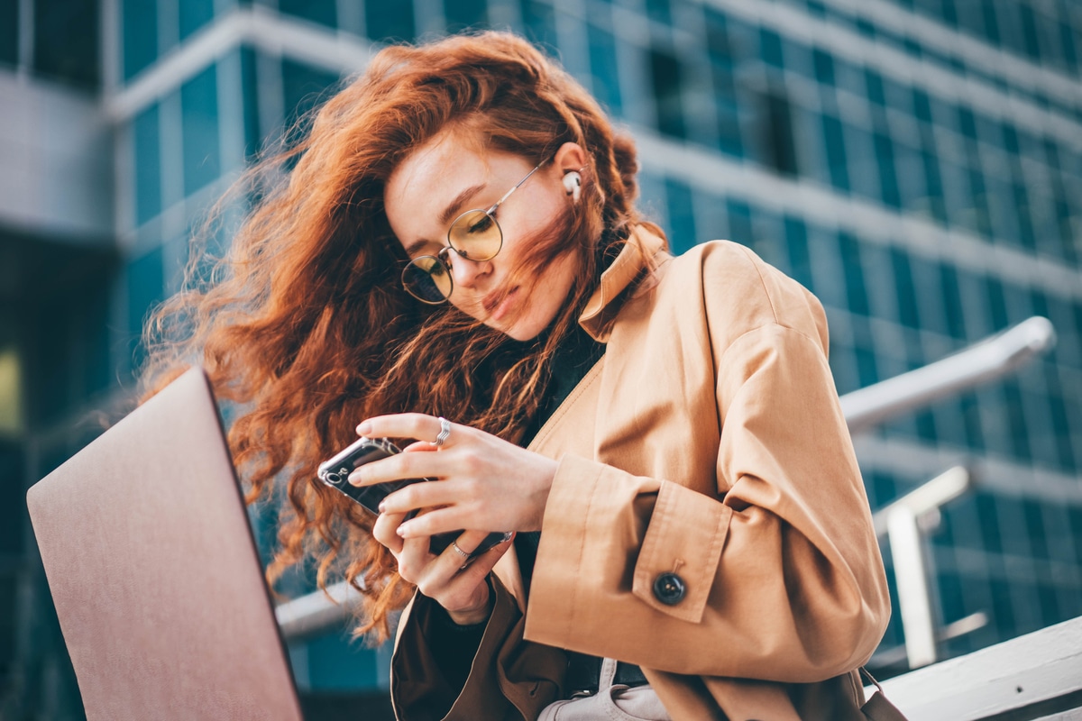 femme à lunettes ouvre un ordinateur portable et travaille lunettes de vue tendance