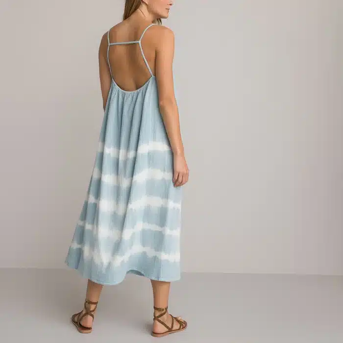 femme avec une robe de bain tendance