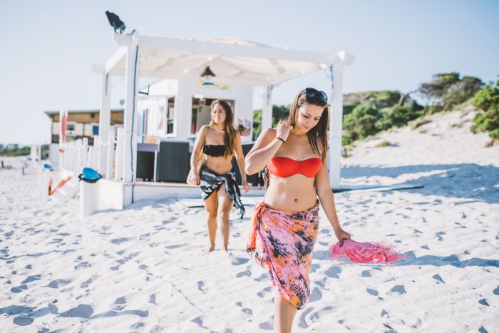 femme avec un pareo et vêtements de plage