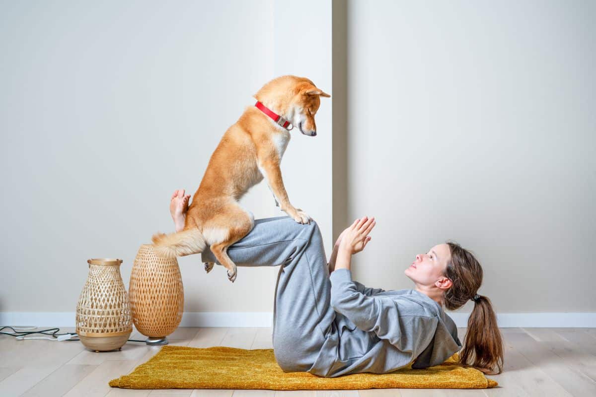 femme yoga dog