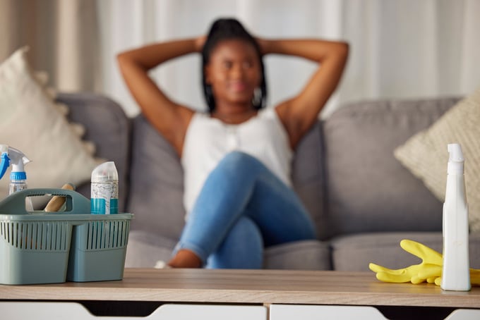 femme noire se détend sur le canapé après le ménage
