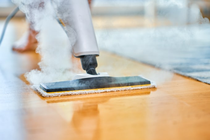 photo d'un nettoyeur vapeur sur le sol ou sur un tapis