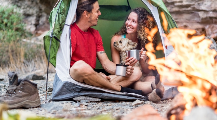 couple de voyageurs camping dans les montagnes espagnoles avec leur chien grimpeur
