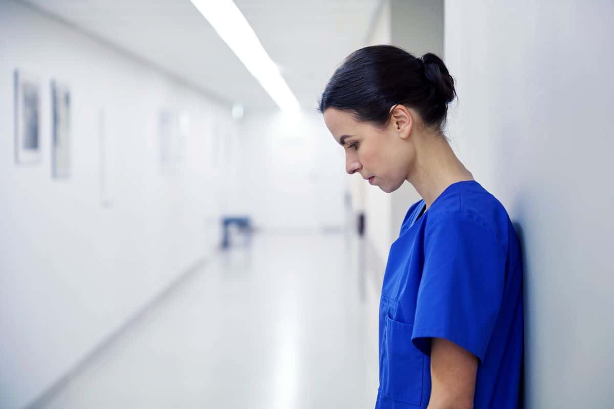 triste infirmière au couloir de l'hôpital
