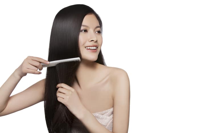 jeune femme chinoise peignant les cheveux longs