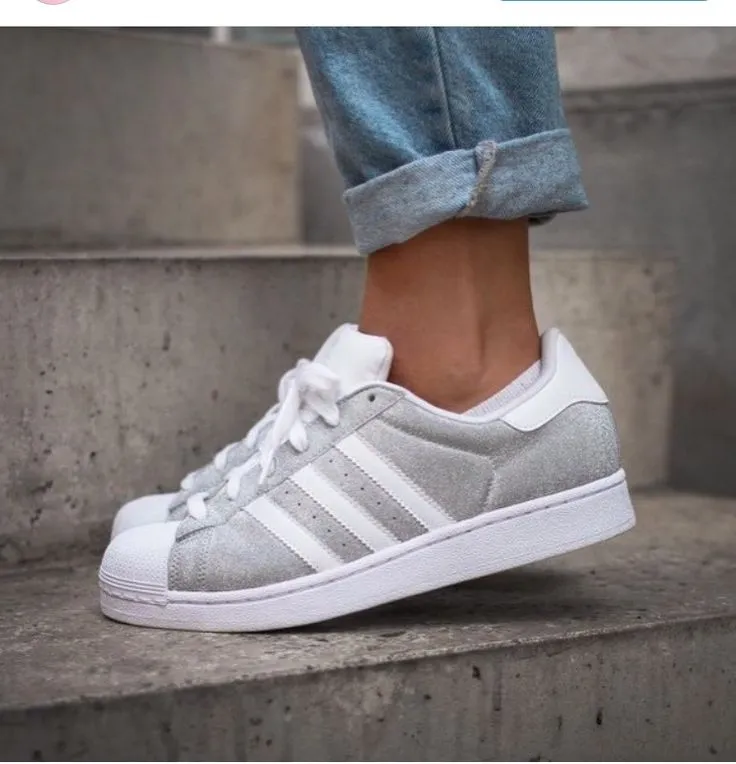 Look féminin avec Adidas Superstar blanches et trois bandes noires, esprit rétro années 80