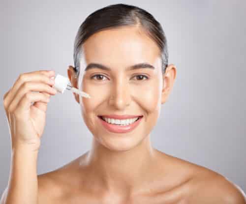 portrait beauté soin de la peau et femme avec sérum anti age anti rides