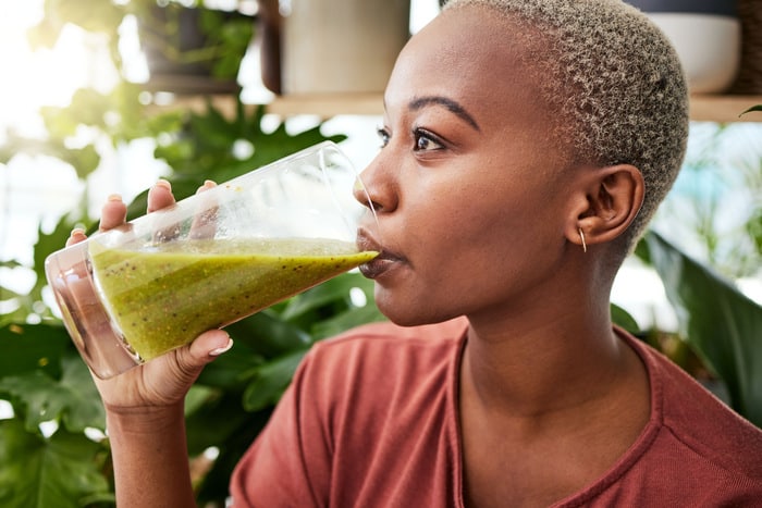 femme noire régime et boisson smoothie naturel pour 2023