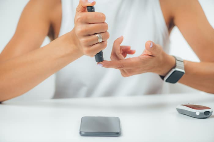 test de glycémie par piqûre au doigt à domicile pour le diabète