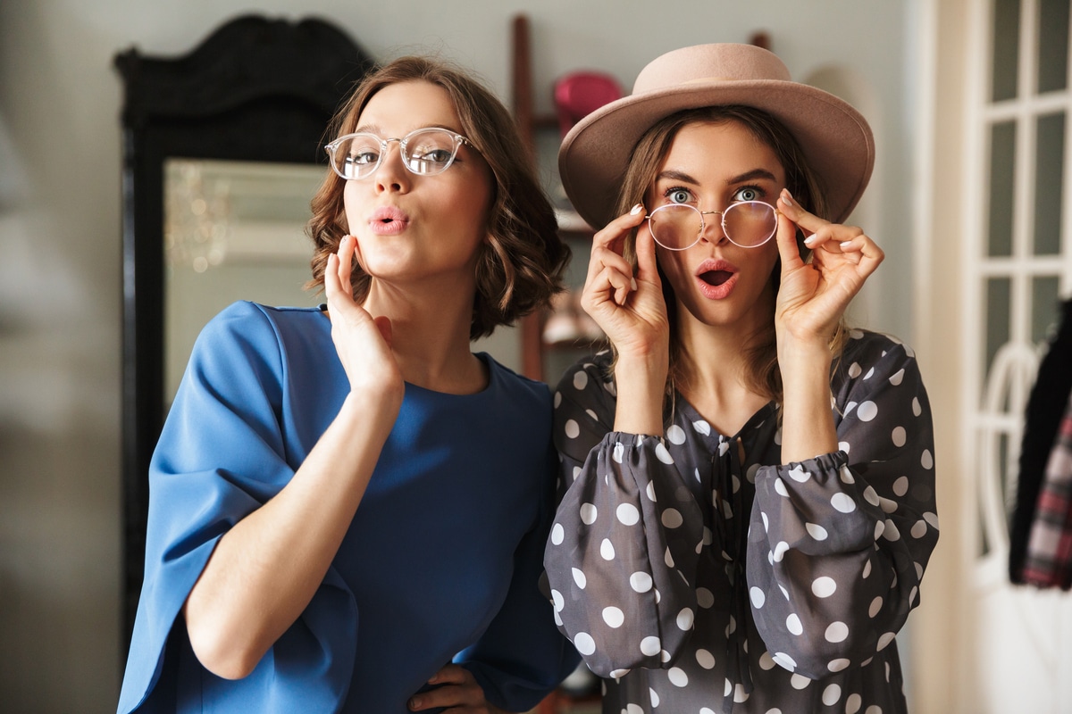 des jeunes femmes émotionnelles étonnantes portant des lunettes.