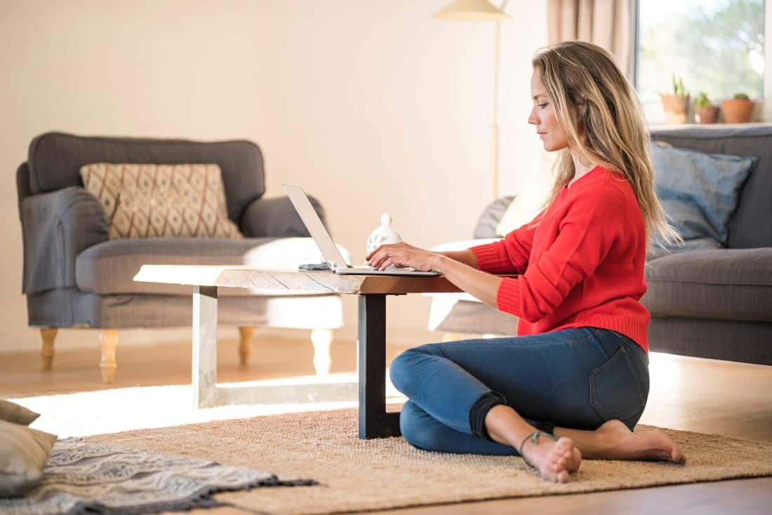 femme assise devant sa table basse