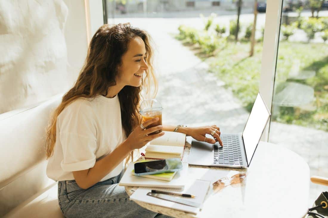 femme qui demande un prêt personnel pour financer des projets