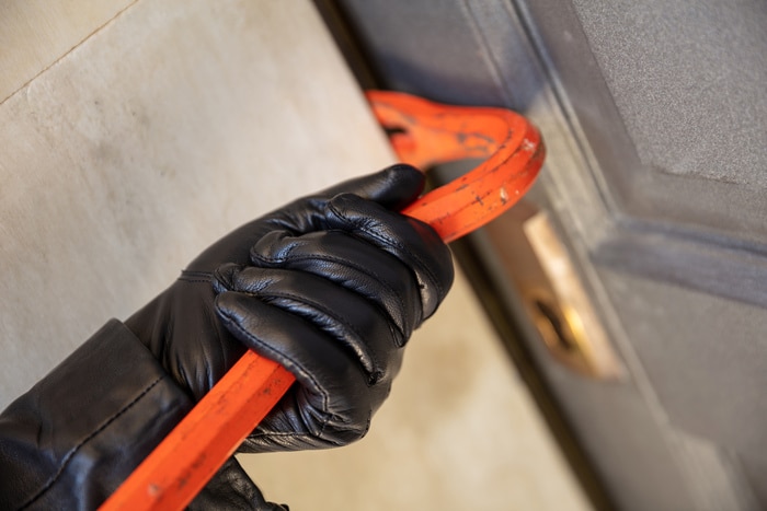 effraction avec un pied-de-biche, briser une porte d'entrée de maison