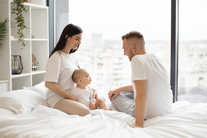 maman et papa prennent soin de leur fille pendant le week-end à l'intérieur assurance mutuelle santé famille