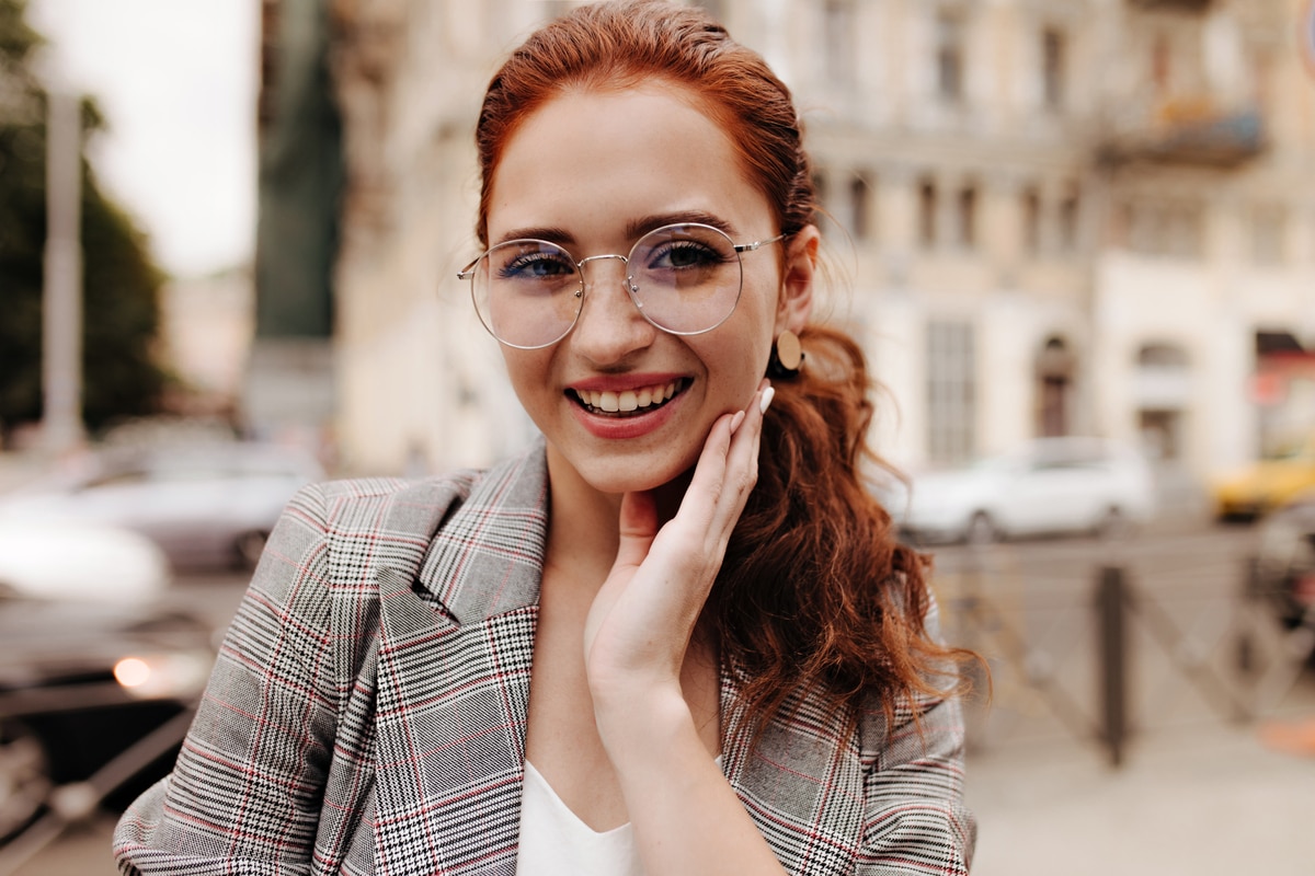 portrait de belle femme dans des lunettes à la mode