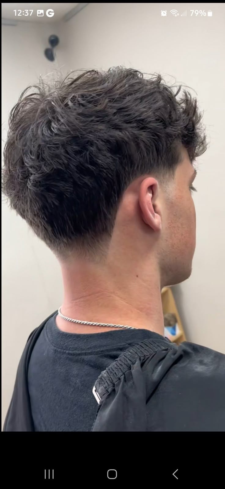 homme chez le barber ayant fini dégradé effilé
