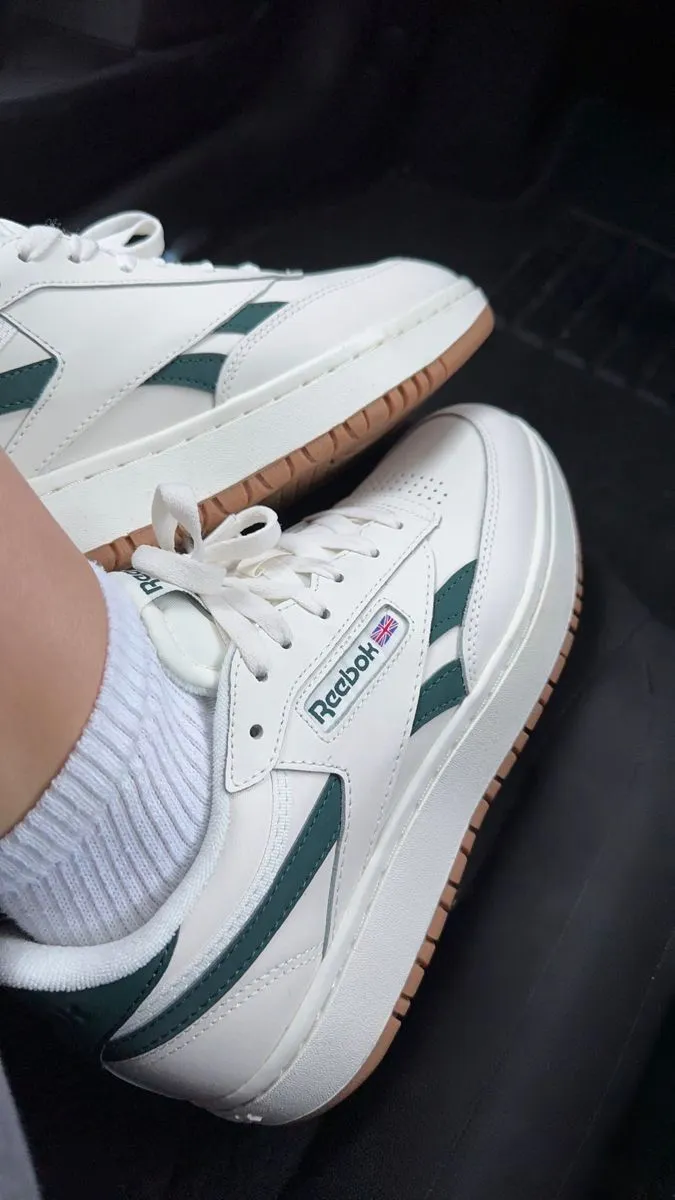 Reebok Classic Leather portées avec une tenue élégante, style minimaliste féminin
