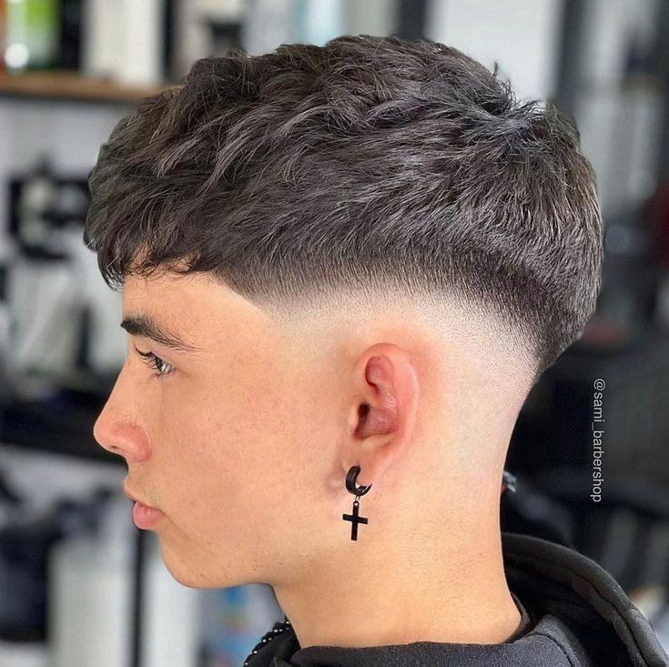 homme chez coiffeur dégradé moyen blanc sur les cotés