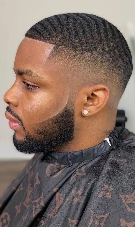 Homme noir chez le barber, dégradé haut barbe soignée
