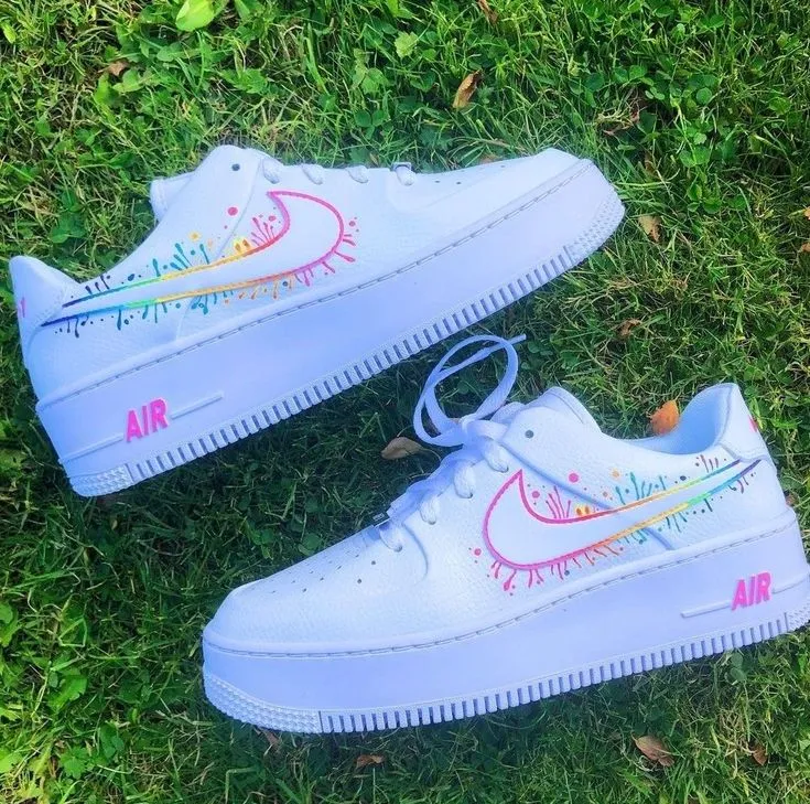 Femme portant des Nike Air Force 1 blanches, look streetwear chic et tendance 2025