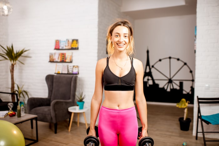 femme faisant du sport à la maison